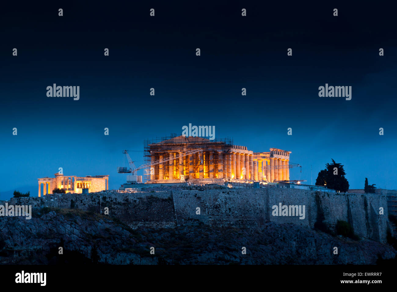Athen, Griechenland. 30. Juni 2015. Eine stürmische Nacht über die Akropolis von Athen, Griechenland. Bildnachweis: Martin Garnham/Alamy Live-Nachrichten Stockfoto