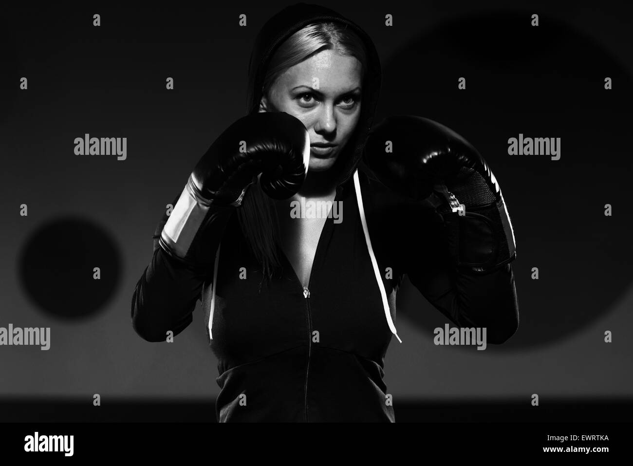 Junge Frau Boxer MMA-Kämpfer üben Sie ihre Fähigkeiten Stockfoto