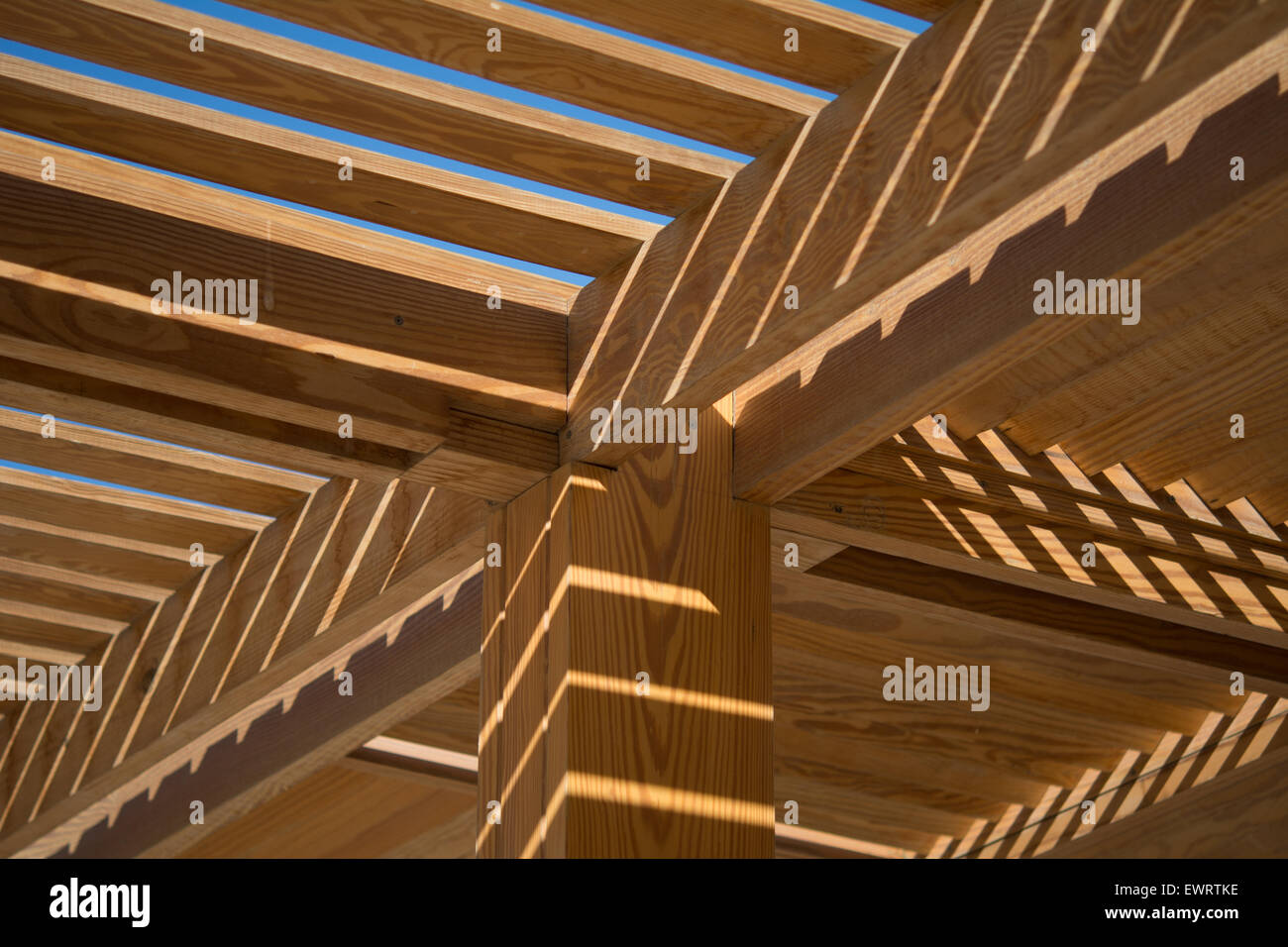 Geschlitzte Holzdach unterstützen Säule mit Sonnenlicht durch die Latten auf das Holz unten Stockfoto