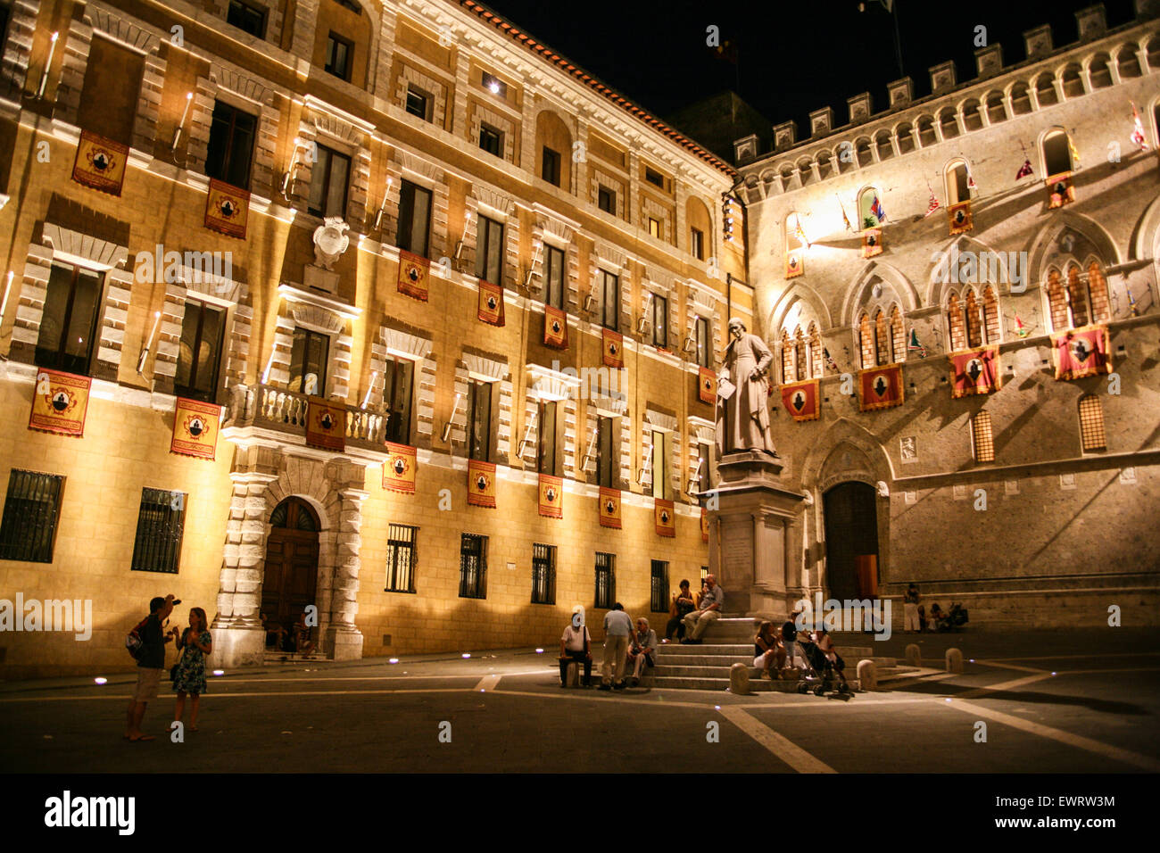 Salimbeni Square in der Nacht in der zentralen Siena, Toskana. Italien. Juli. Stockfoto