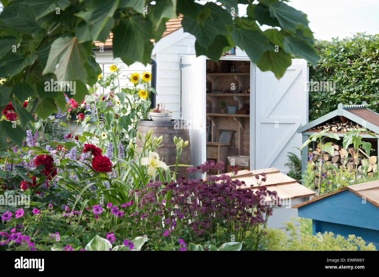 Gartenhaus, Store und andere Merkmale der gerade in den Ruhestand anmelden: ein Garten für jeden Rentner zeigen Garten RHS Hampton Court Palace Flower Show 2015. Stockfoto