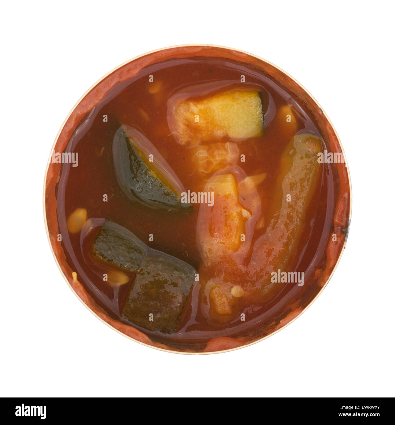 Draufsicht der gekochten Zucchini in Tomatensauce in eine geöffnete können isoliert auf weißem Hintergrund. Stockfoto