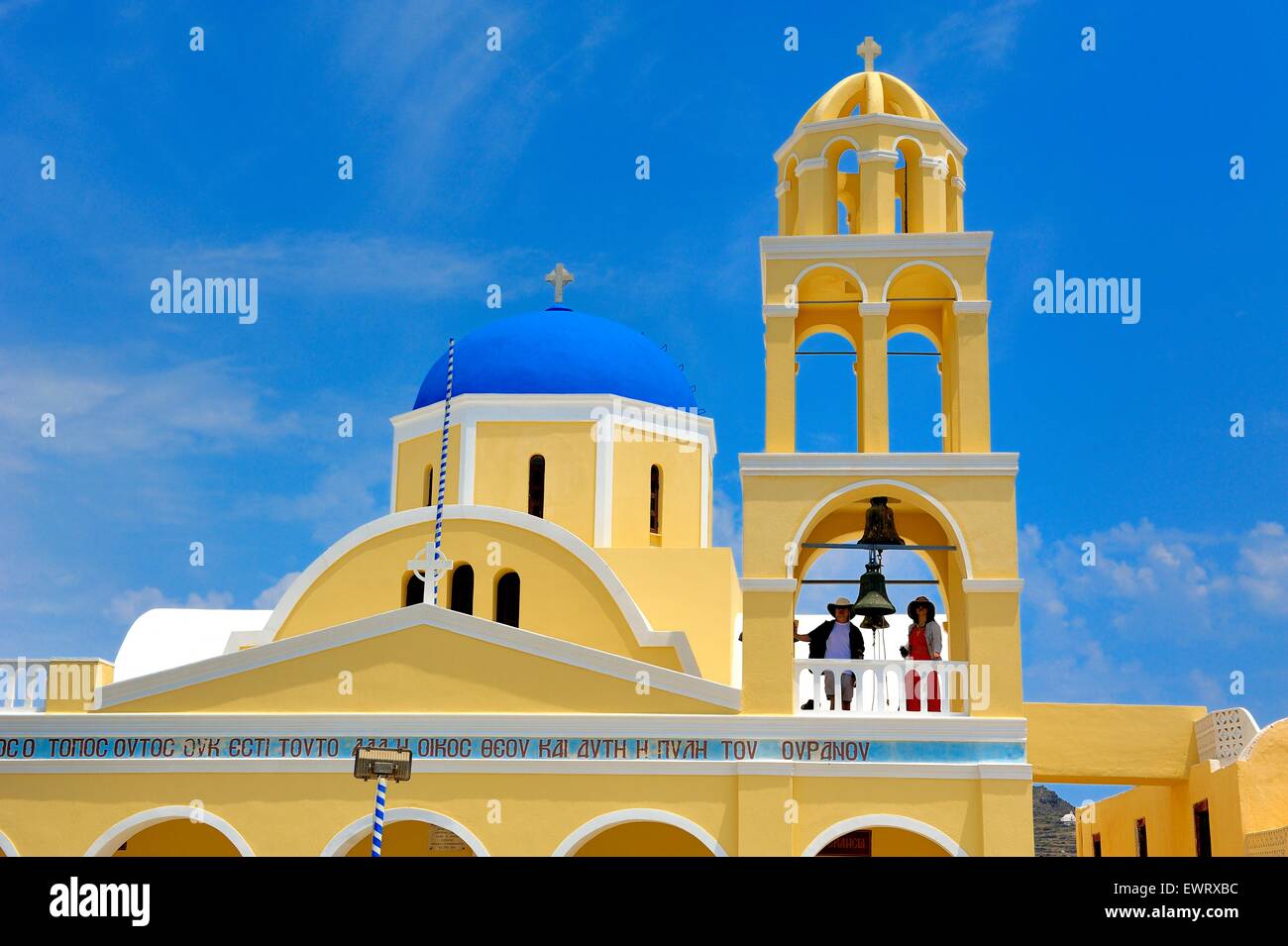 Die Kirche St. Georg in das Dorf Oia, Santorini Griechenland. Touristen stehen in den Glockenturm. Stockfoto