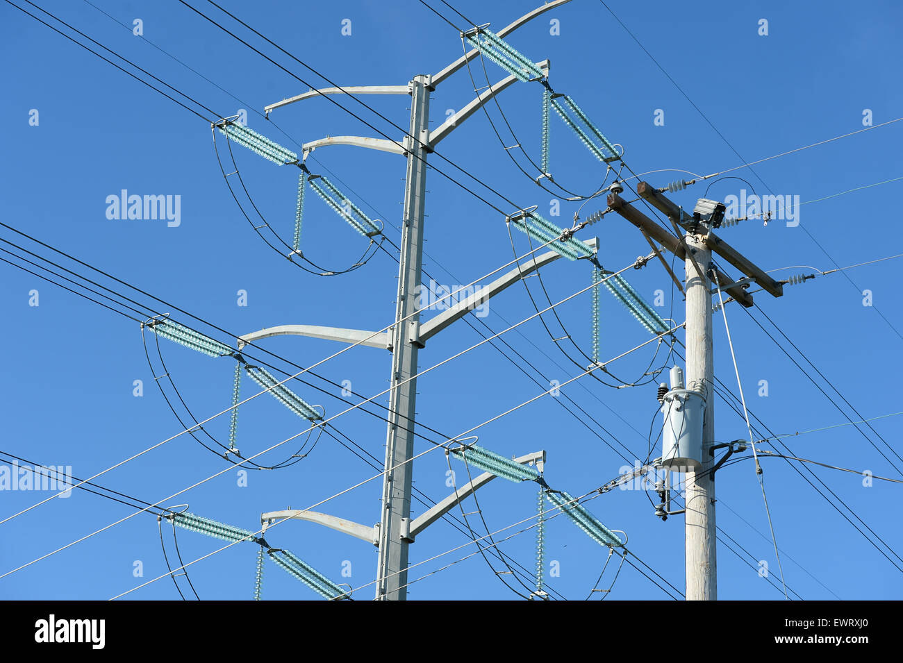 Alte und neue elektrische Leitung Türme an sonnigen Tag Stockfotografie -  Alamy