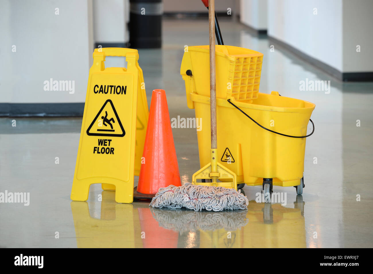 Vorsicht Schild mit Wischmopp und Eimer auf Büroetage Stockfoto