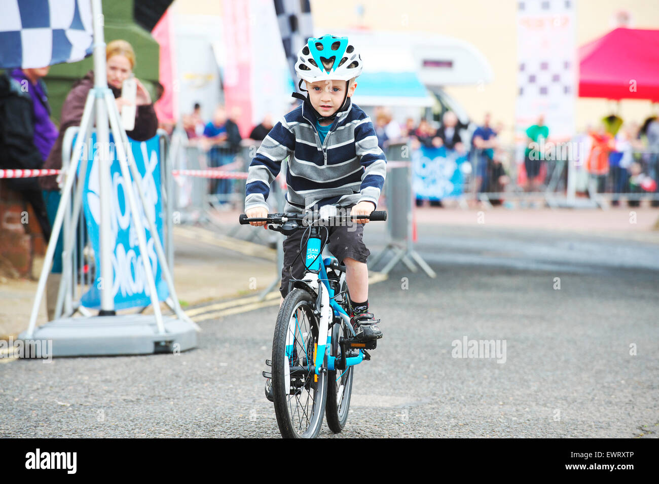 Kleiner Junge Zyklen in Richtung Kamera während einer Kinder Amateur-Radsport-Event in Großbritannien Stockfoto