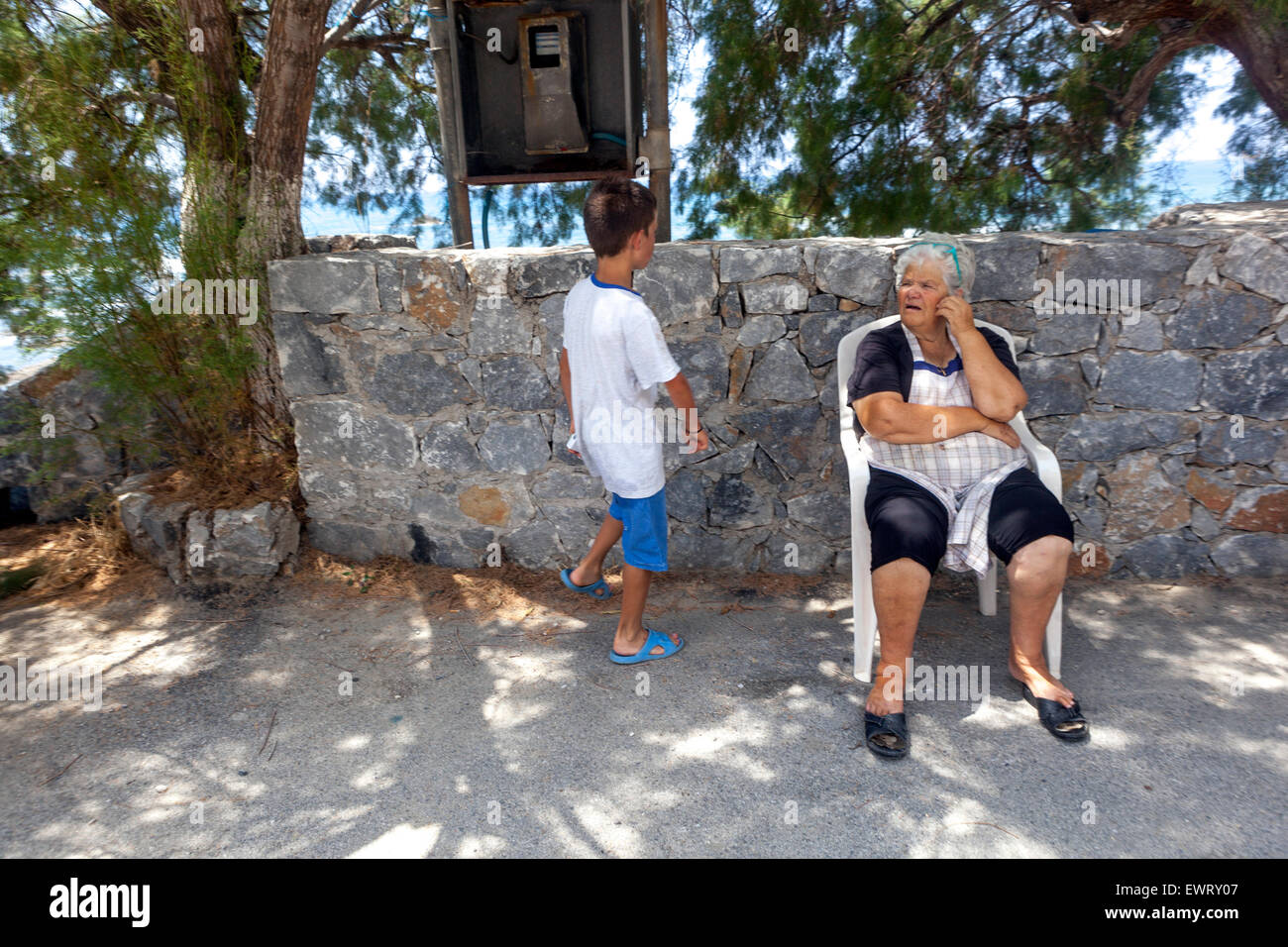Alte griechin, Großmutter mit Enkel, Plakias, Kreta griechische Ältere Griechin Stockfoto
