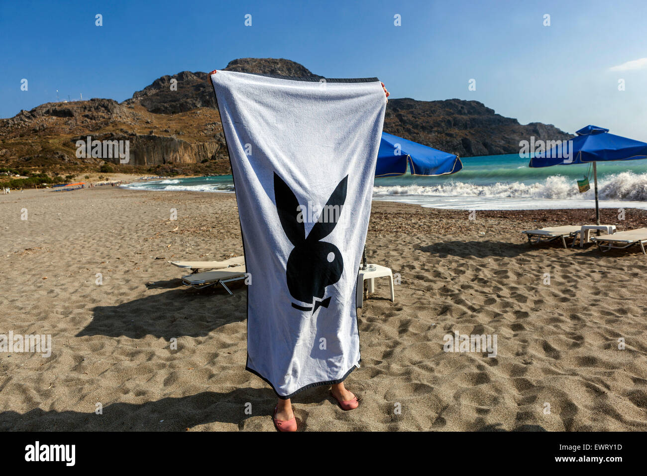 Playboy Handtuch, Strand von Plakias, Südkreta, Griechenland Strand Handtuch Urlauber Stockfoto