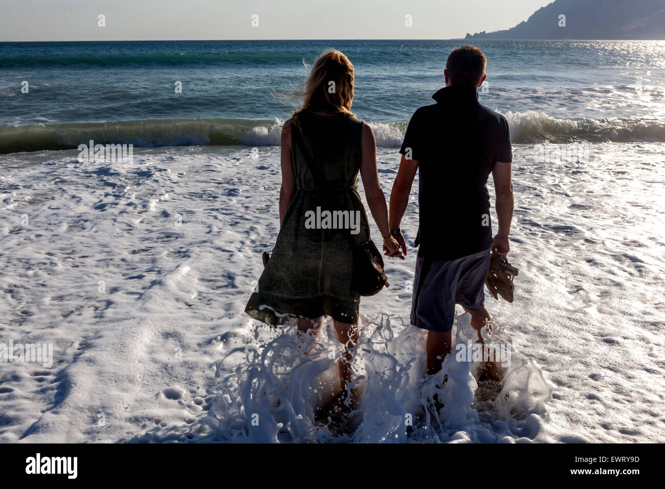Südkreta, Menschen am griechischen Strand Mann Frau Paar in der Brandung des Meeres Menschen halten Hände Stockfoto