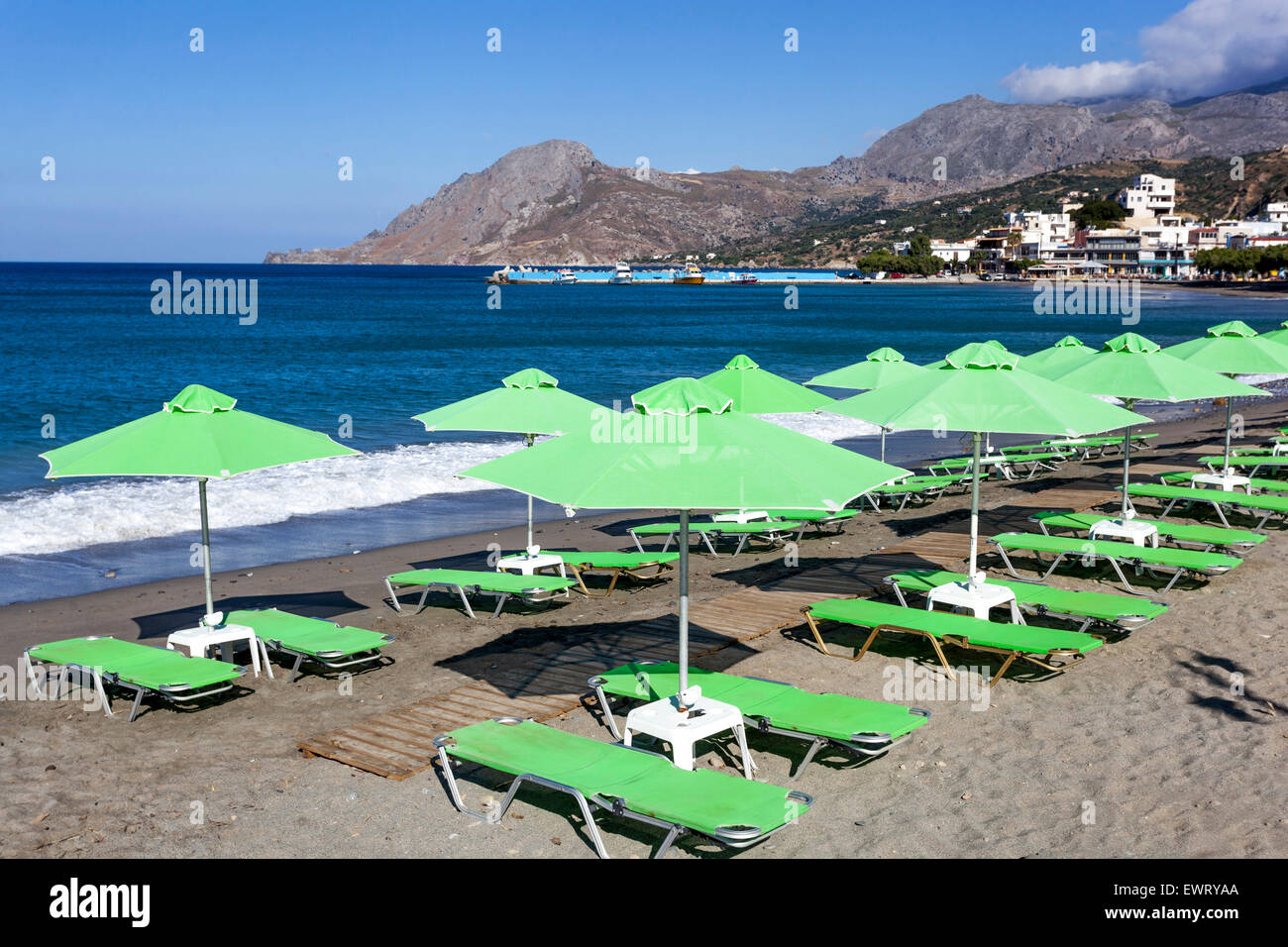 Strand Sonnenschirme bereit für Massen Plakias, Südkreta Strand Griechenland Tourismus Sommer Urlaub Strand Kreta Stockfoto