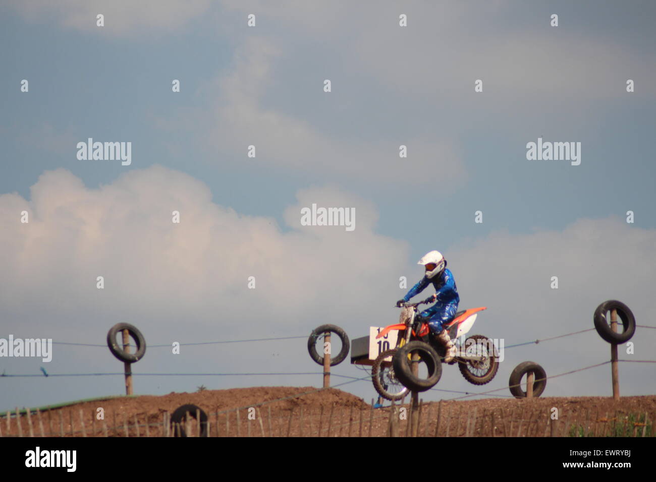 Action-Adventure Motocross-Motorrad-Renn-Training-Event. Rennen über Feldwege und springen in der Luft, Schmutz Sprays / Stockfoto