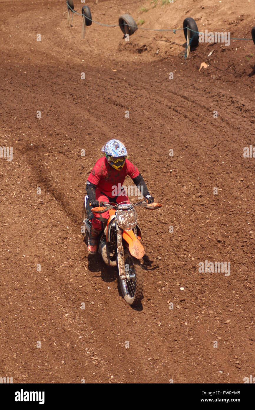 Action-Adventure Motocross-Motorrad-Renn-Training-Event. Rennen über Feldwege und springen in der Luft, Schmutz Sprays / Stockfoto