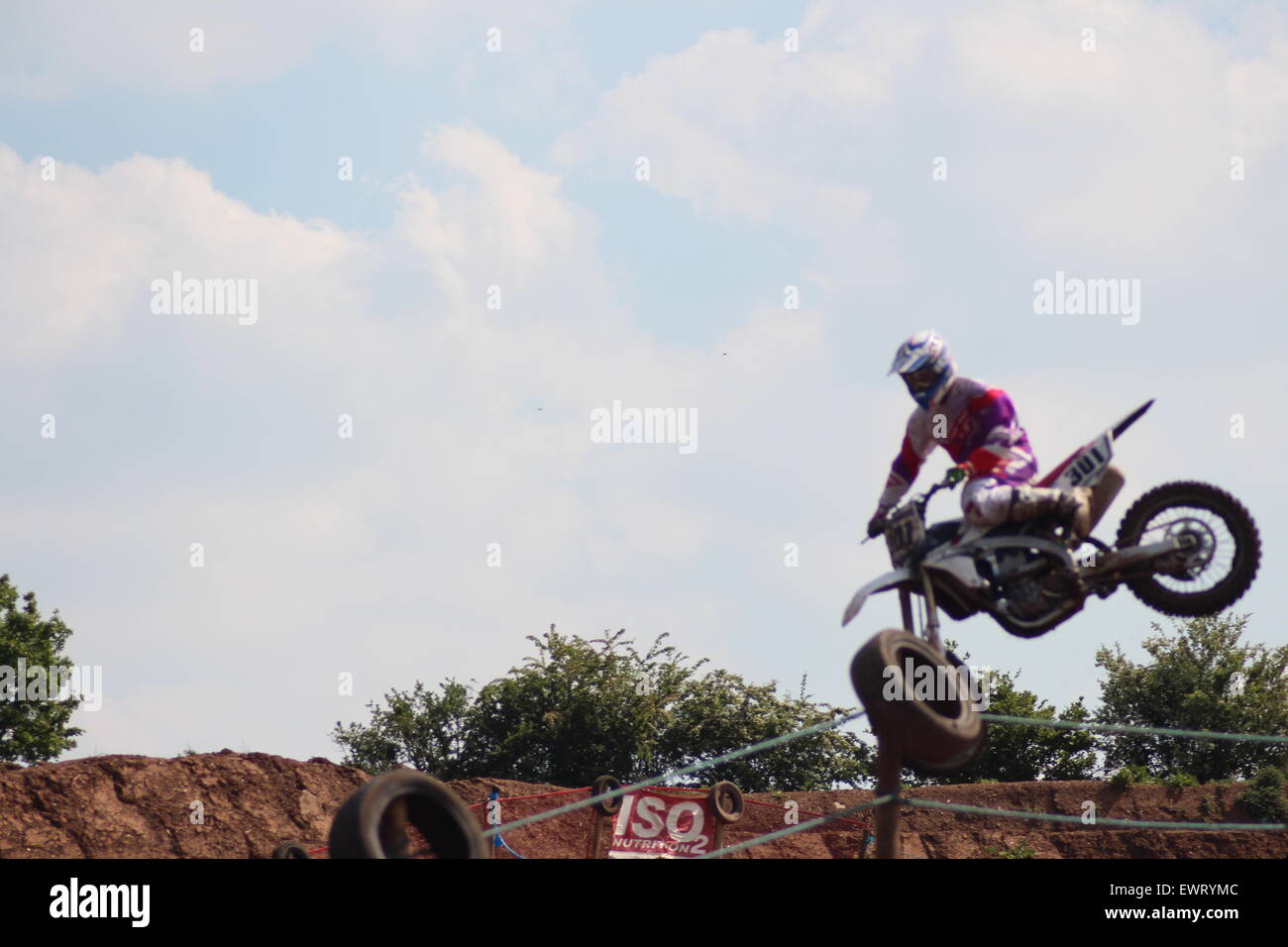 Action-Adventure Motocross-Motorrad-Renn-Training-Event. Rennen über Feldwege und springen in der Luft, Schmutz Sprays / Stockfoto