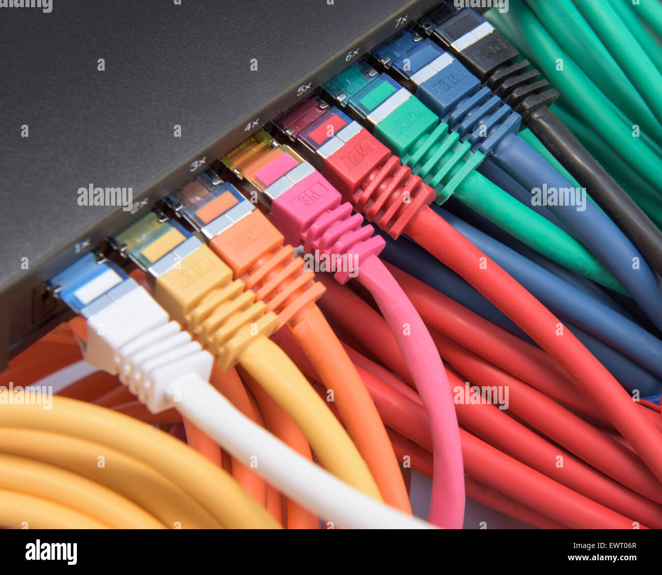 Bunte Netzwerk Kabel mit einem Switch verbunden Stockfoto