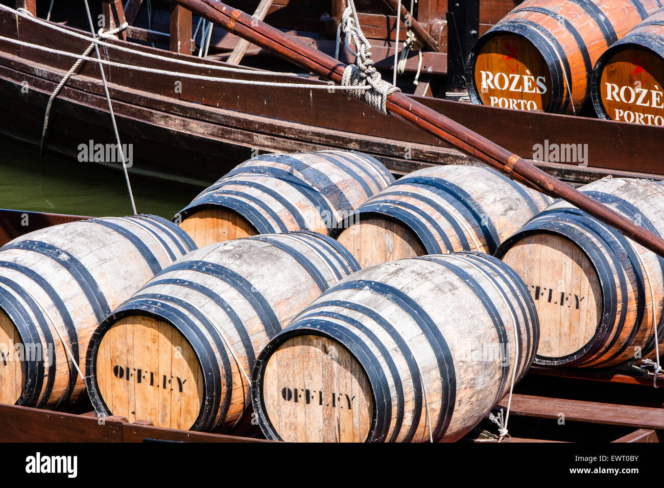 In Vila Nova De Gaia am Südufer des Flusses Douro-Region. Lastkähne festgemacht haben alte Fässer Portwein. Porto, Portugal. Stockfoto