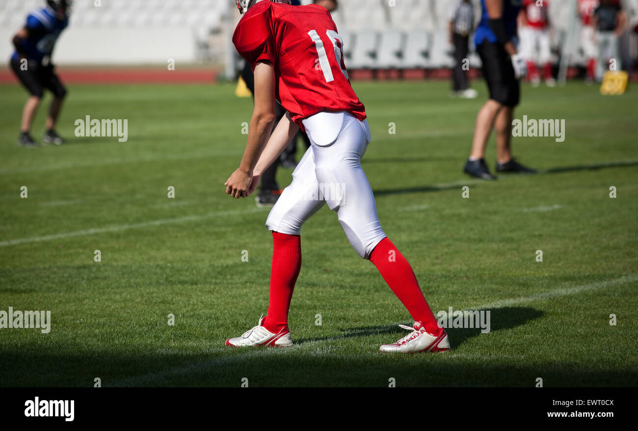 US-amerikanischer American-Football-Stadion mit aus Fokus Spieler im Hintergrund - Sport-Konzept Stockfoto