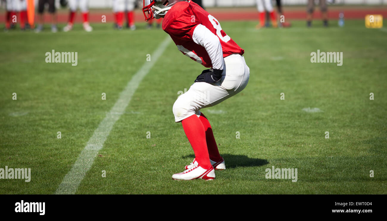 US-amerikanischer American-Football-Stadion mit aus Fokus Spieler im Hintergrund - Sport-Konzept Stockfoto