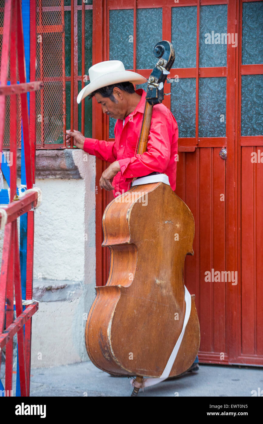 Musiker beteiligt sich beim Festival des Valle del Maiz in San Miguel de Allende, Mexiko Stockfoto
