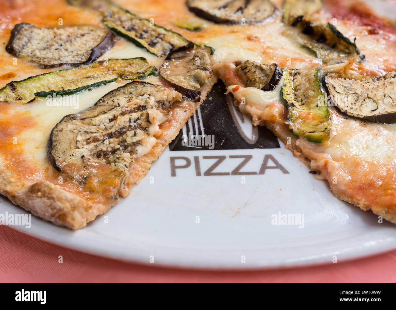 Im Bild eine Vollkorn-Pizza mit Auberginen Zucchini, Tomaten und neapolitanischen Büffelmozzarella. (Bufala Campana) Stockfoto