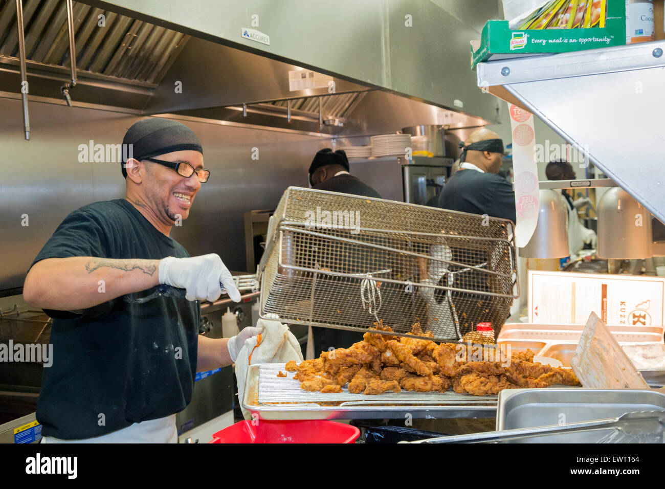 Detroit, Michigan - Küche Arbeitnehmerbeider Kuzzos Huhn & Waffeln. Stockfoto