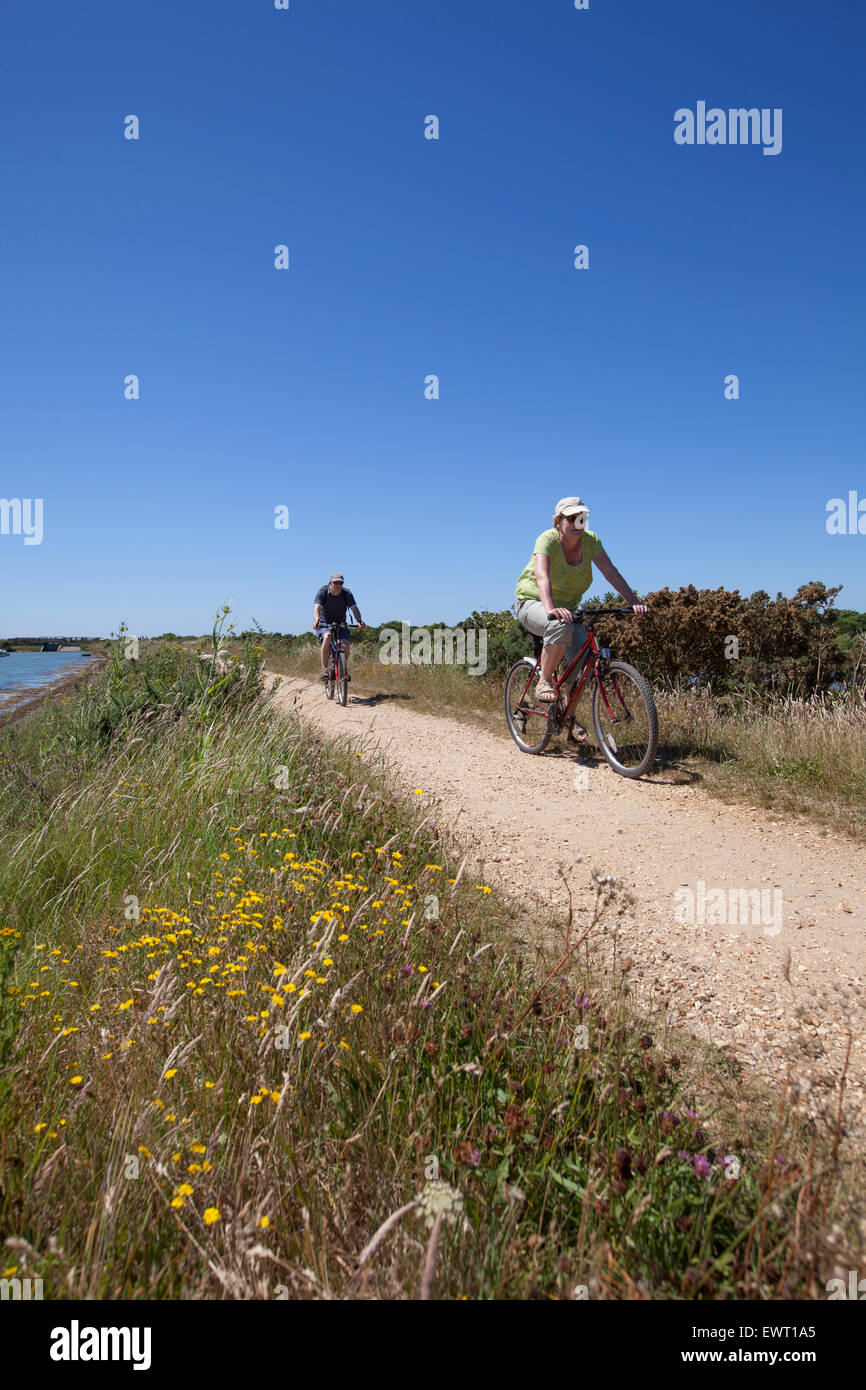 Radfahren auf dem Solent Weg zwischen Lymington und Keyhaven Stockfoto