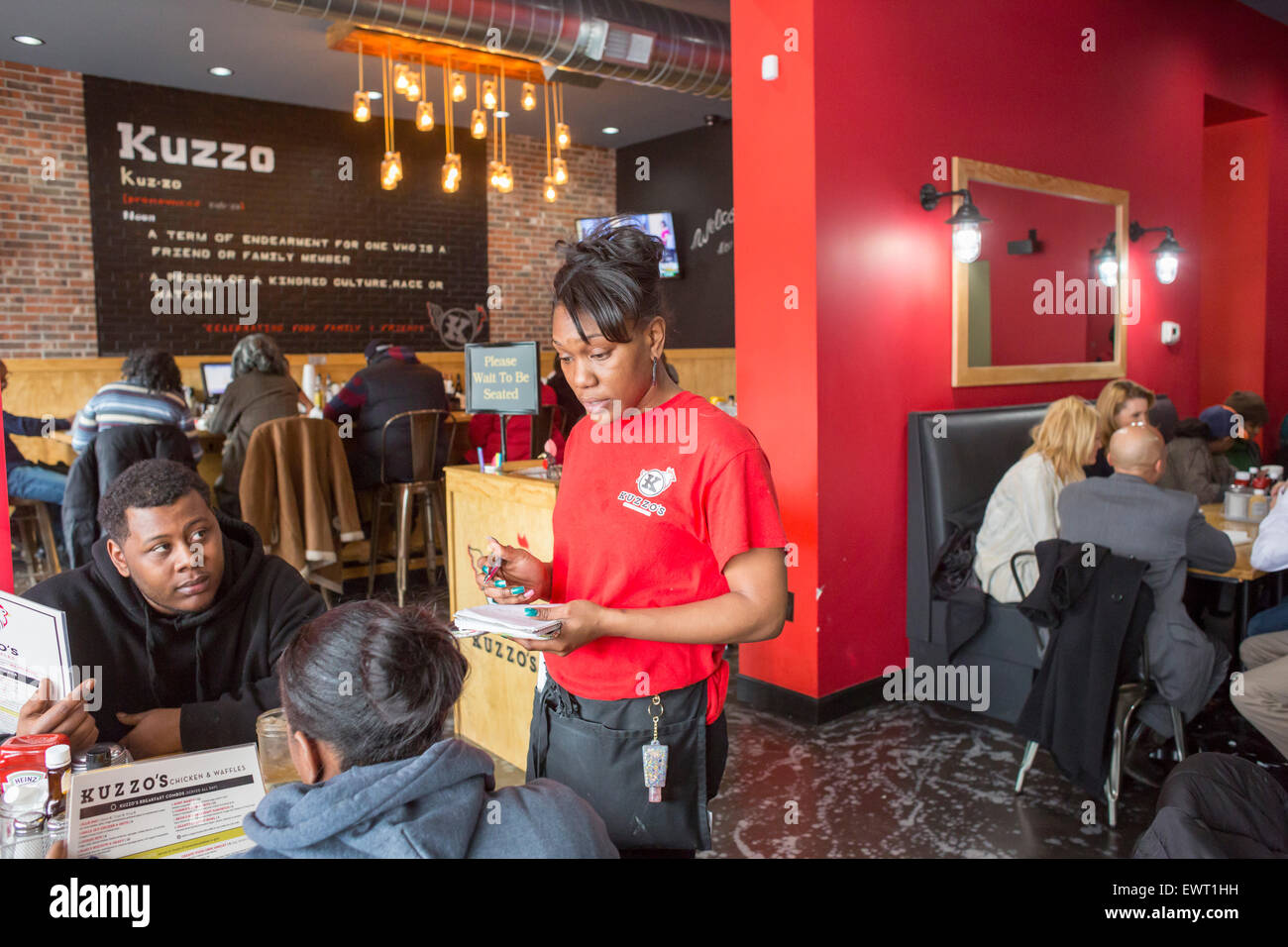 Detroit, Michigan - Server nimmt eine Bestellung bei Kuzzos Huhn & Waffeln. Stockfoto