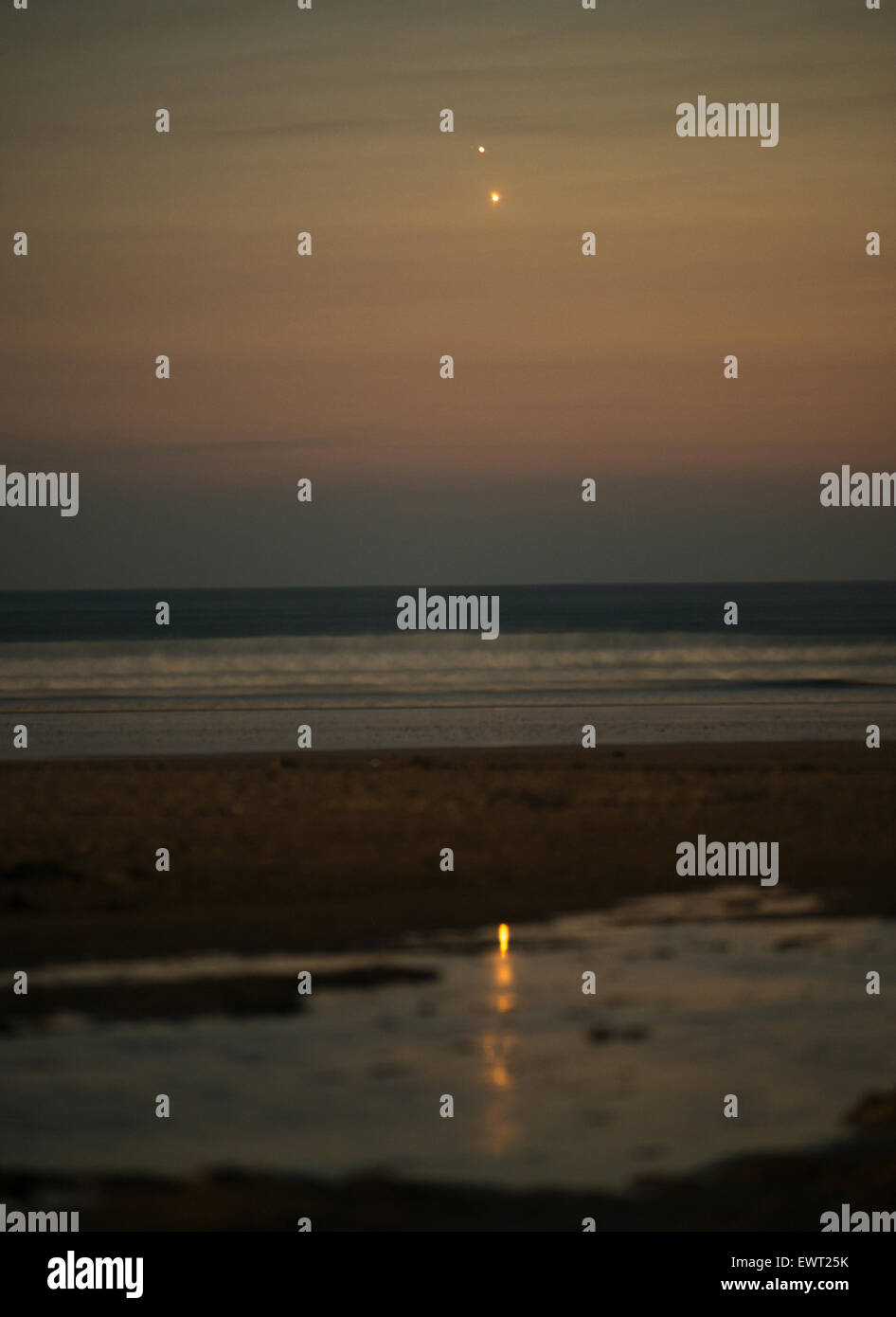 Polzeath; Cornwall. 30. Juni 2015. Konjunktion von Jupiter und Venus. Sterngucker auf der ganzen Welt wurden gestern Abend zu einem gewohnten Anblick behandelt als Venus und Jupiter nahe beieinander am Himmel erschien. Die Planeten, die Hunderte von Millionen von Meilen voneinander entfernt sind, schien planetaren Nachbarn und es gibt eine Chance, die sie angezeigt werden können, heute Abend und am Mittwoch Abend zu vereinen. Die Veranstaltung wird die nächste Konjunktion der beiden Planeten bis August nächstes Jahr die beiden Planeten sind die hellsten in den Nachthimmel von Erde Kredit betrachtet werden: Andrew O'Brien / Alamy Live News Stockfoto