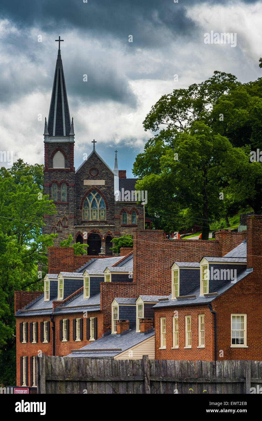 Blick auf historische Gebäude und St. Peters römisch-katholische Kirche, in Harpers Ferry, West Virginia. Stockfoto