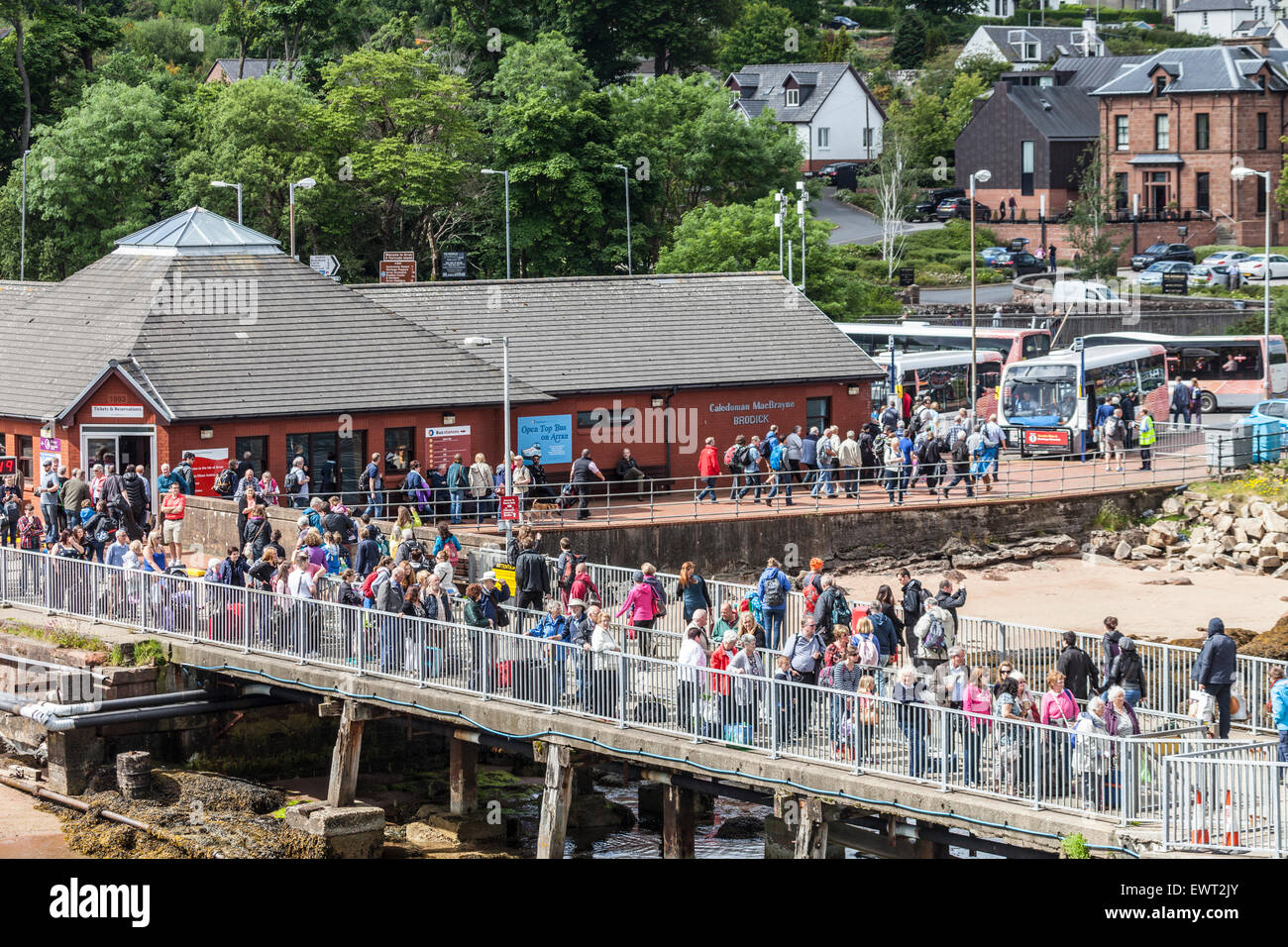 Passagiere warten in Brodick Pier an Bord der Arran Ferry, während andere aussteigen. Kasse und Busverbindungen in alle Teile der Insel. UK Stockfoto