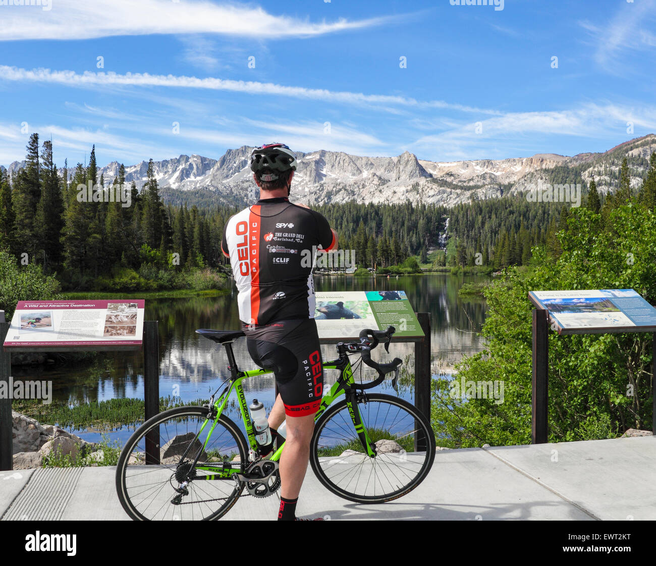 Radfahrer bewundert Blick auf Twin Lakes in Mammoth Lakes Stockfoto