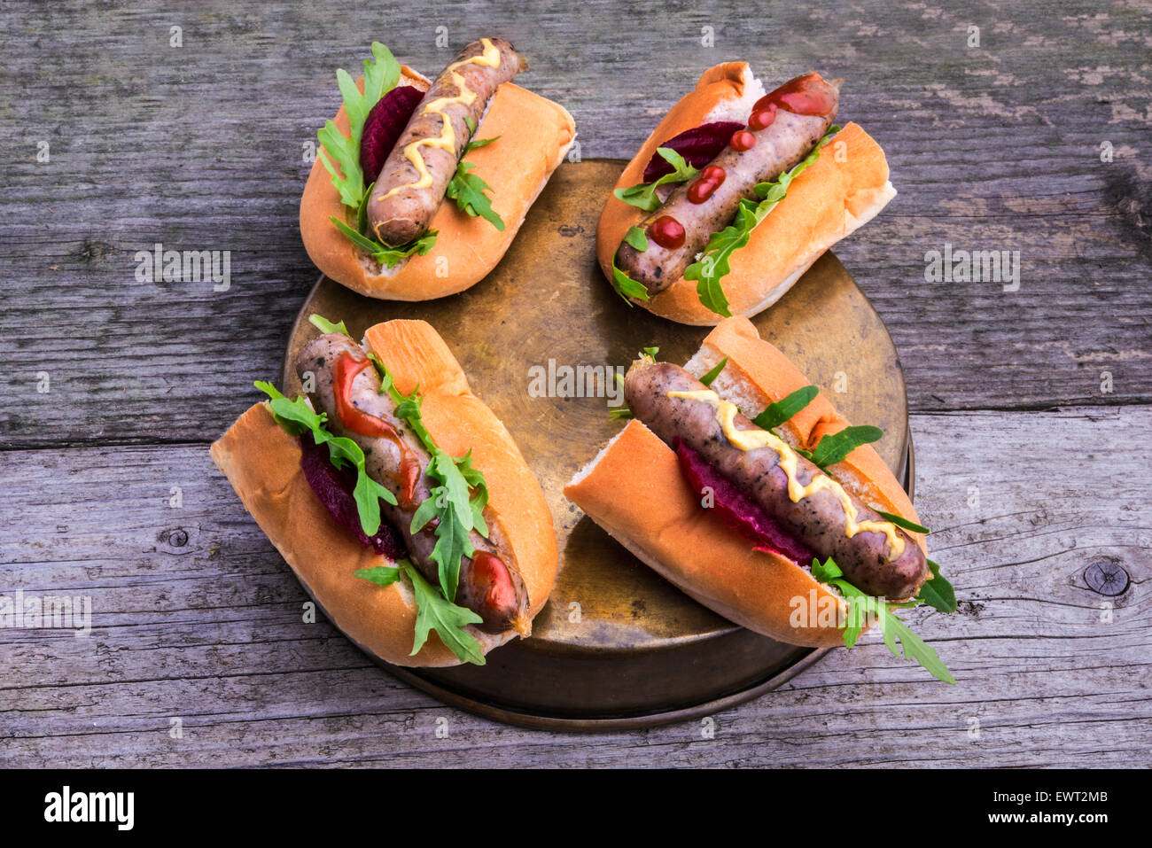 Miniatur Gourmet Hot Dogs mit bayrischen Stil Wurst, Rucola, eingelegte Rote Beete, Senf und Ketchup. Stockfoto