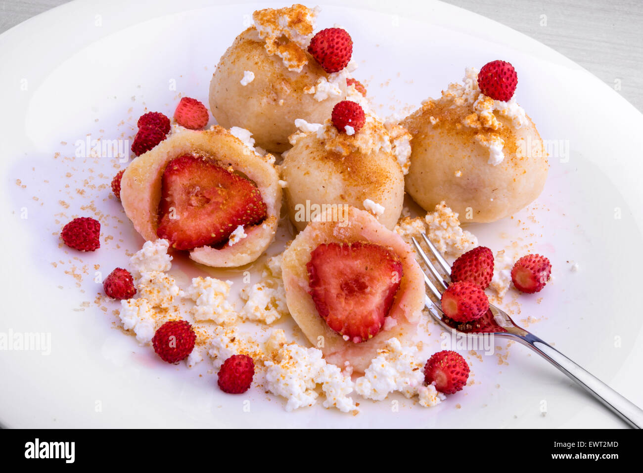Erdbeeren in Quark basierte Teig, serviert mit zerbröselten Quark gehüllt Schmelzbutter, Forrest Erdbeeren, brauner Zucker und fein Stockfoto