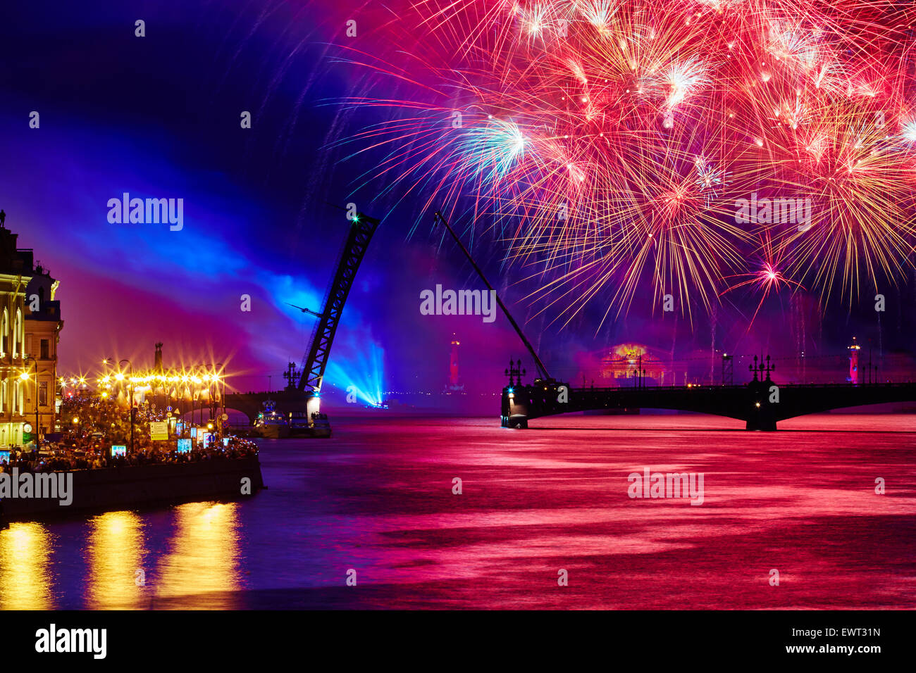 Russland, St. Petersburg, 20.6.2015: Feuerwerk auf der Newa auf einen Urlaub SCARLET SAILS verdünnt Troitsky Brücke, Rastralnye co Stockfoto