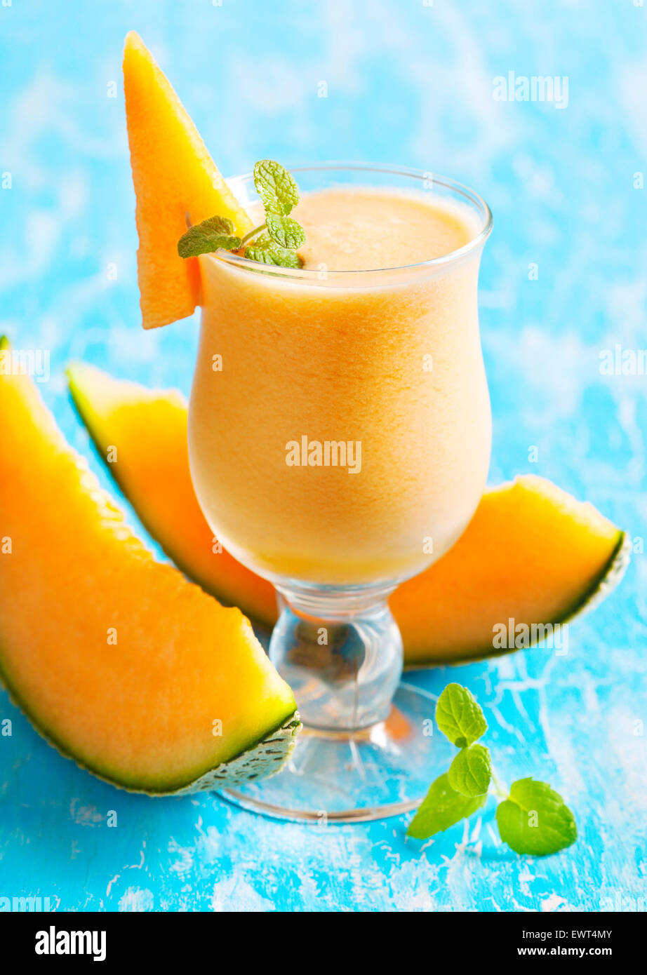 "Melone Breeze". Melone trinken in Gläsern mit Scheiben von Melone und Minze Stockfoto