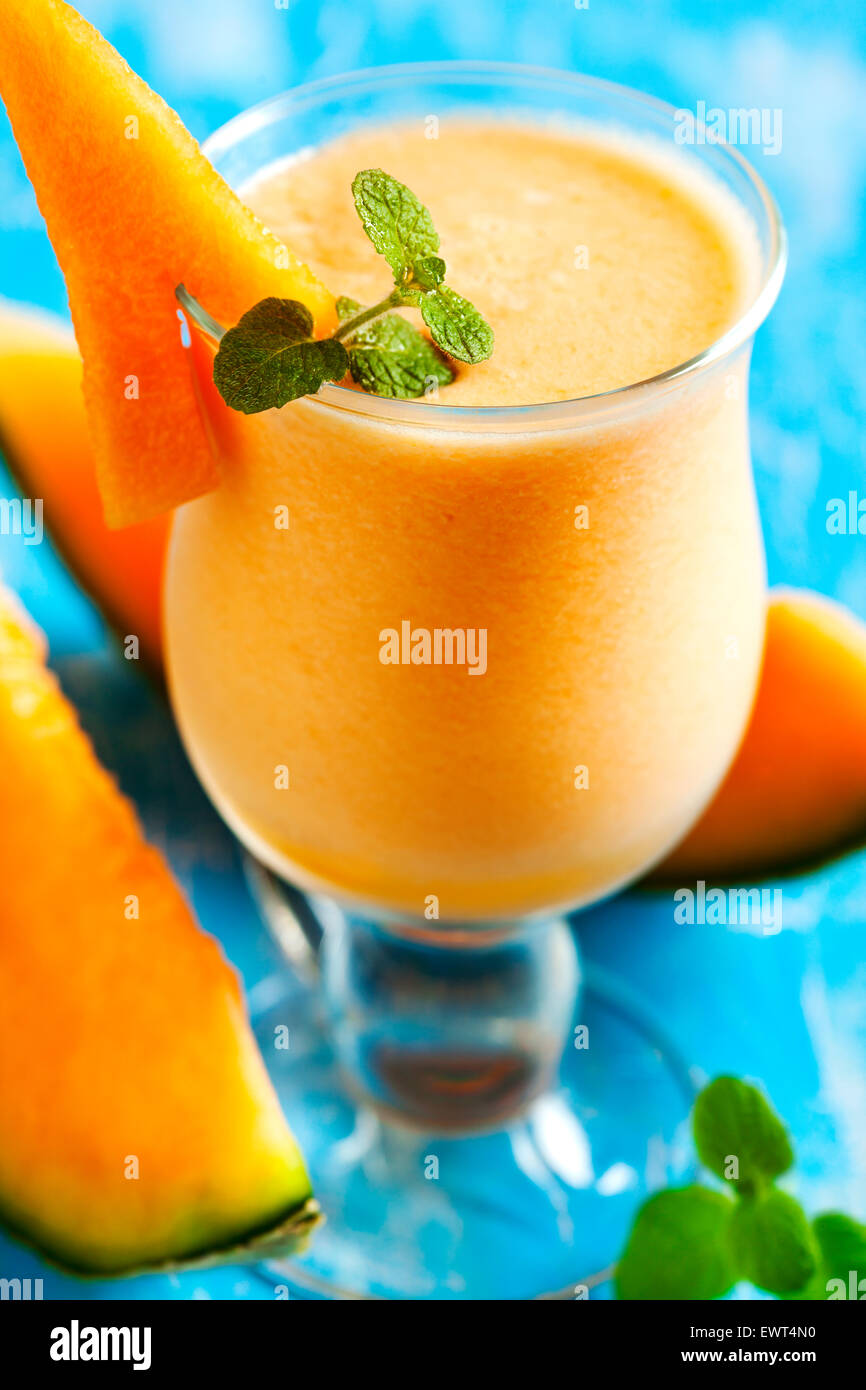 "Melone Breeze". Melone trinken in Gläsern mit Scheiben von Melone und Minze Stockfoto