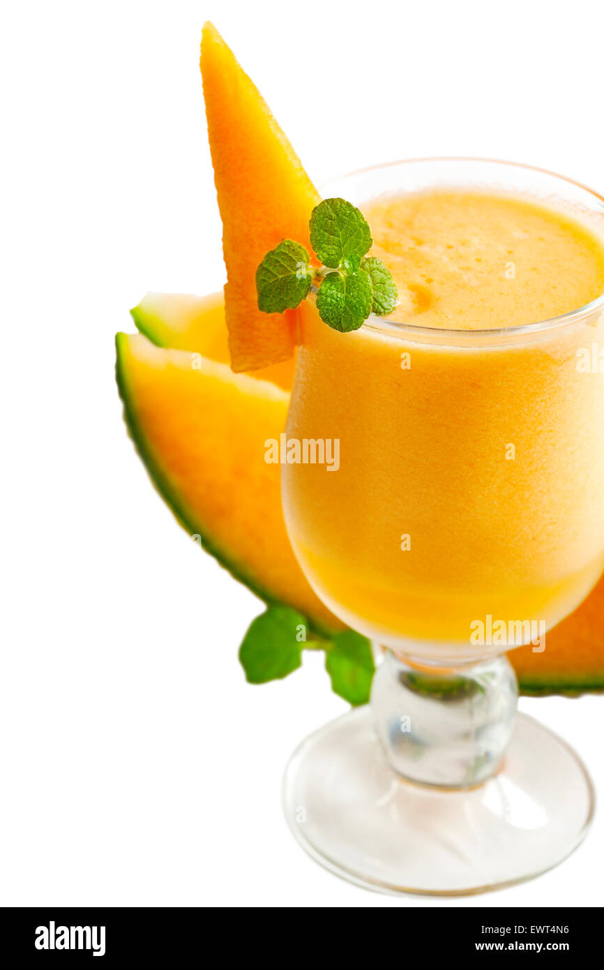 "Melone Breeze". Melone Getränke in Gläsern mit Scheiben von Melone und Minze isoliert auf weißem Hintergrund Stockfoto