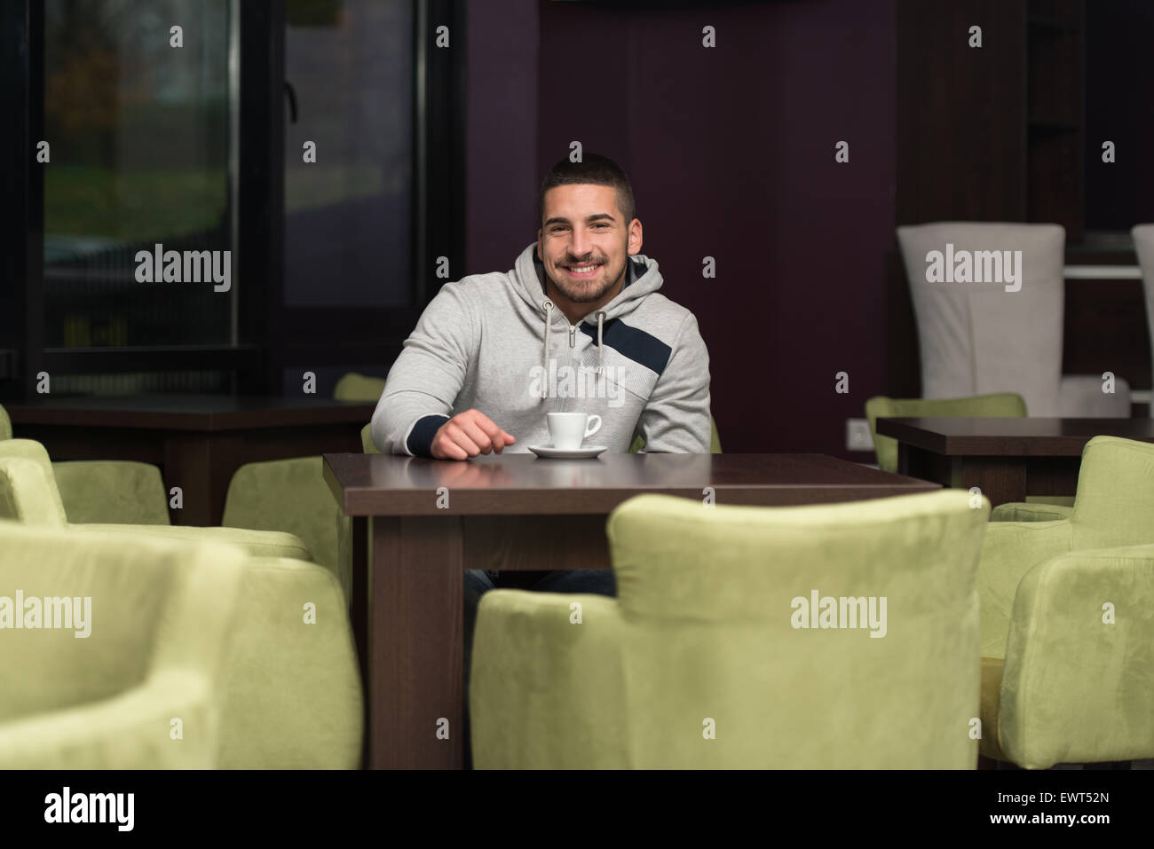 Junge männliche Studenten trinken Cafe In der Cafeteria Stockfoto