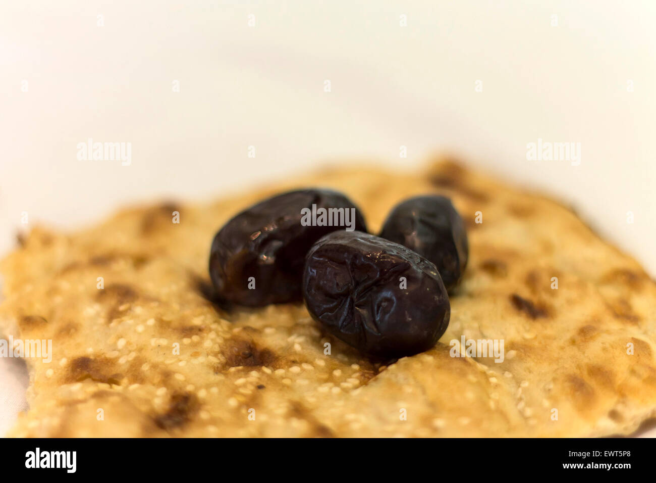 Iftar schwarze Datteln und Brot Stockfoto