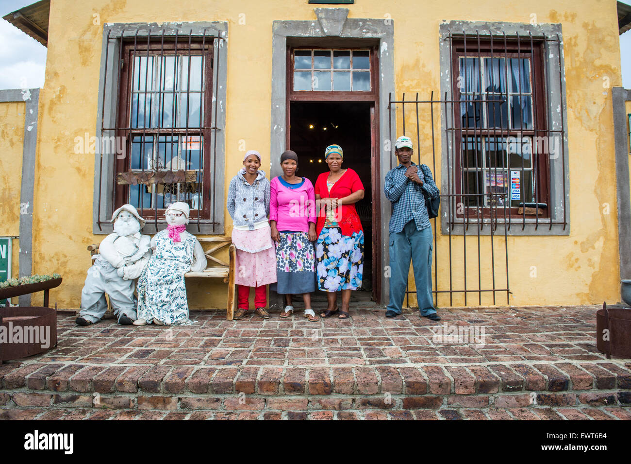 Südafrika - Bauern stehen außerhalb ihres Shops Stockfoto