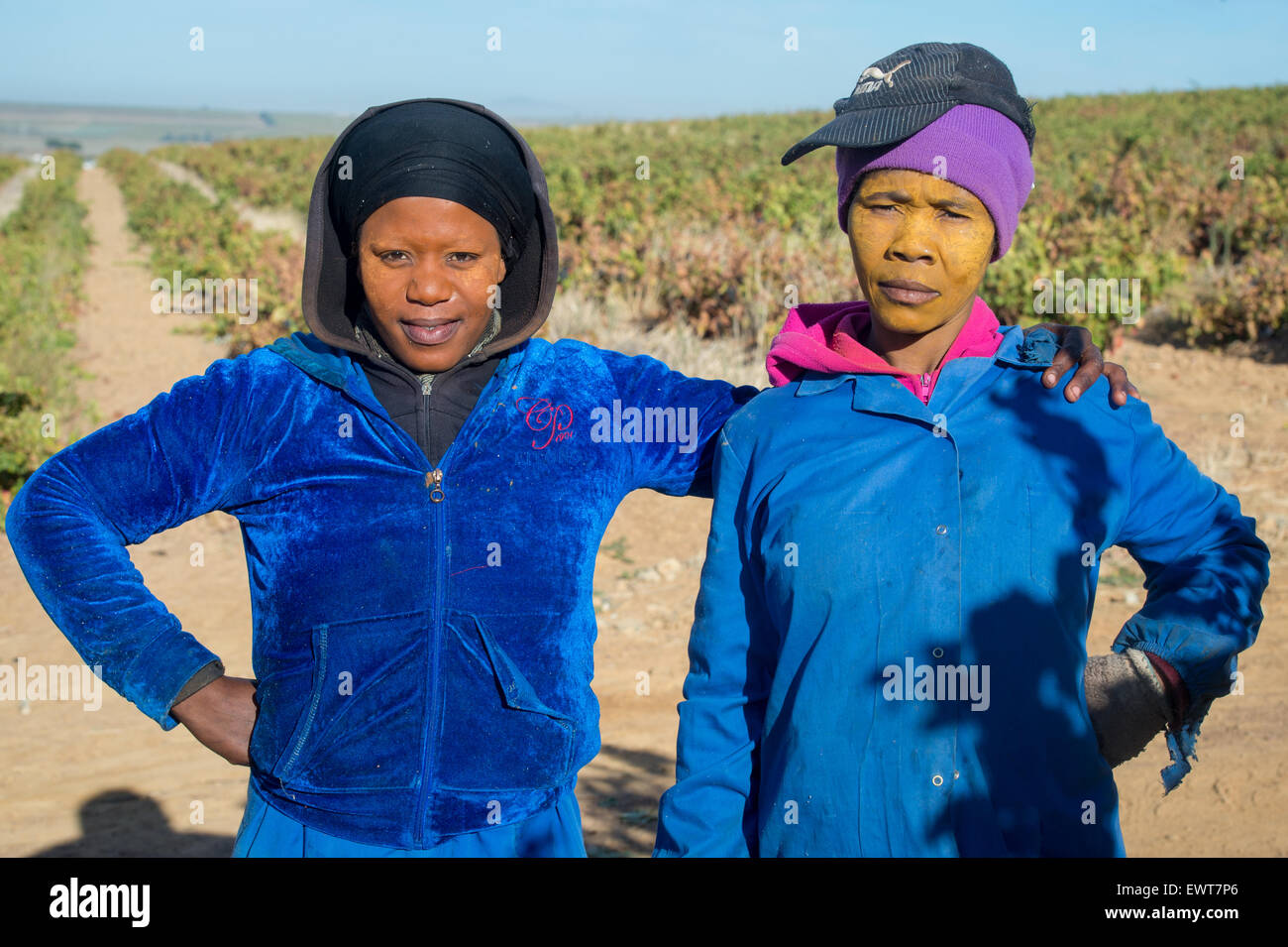 Stellenbosch, Südafrika - Trauben Harvestors mit einem hausgemachten Sonne Wrotection Creme auf ihren Gesichtern Stockfoto