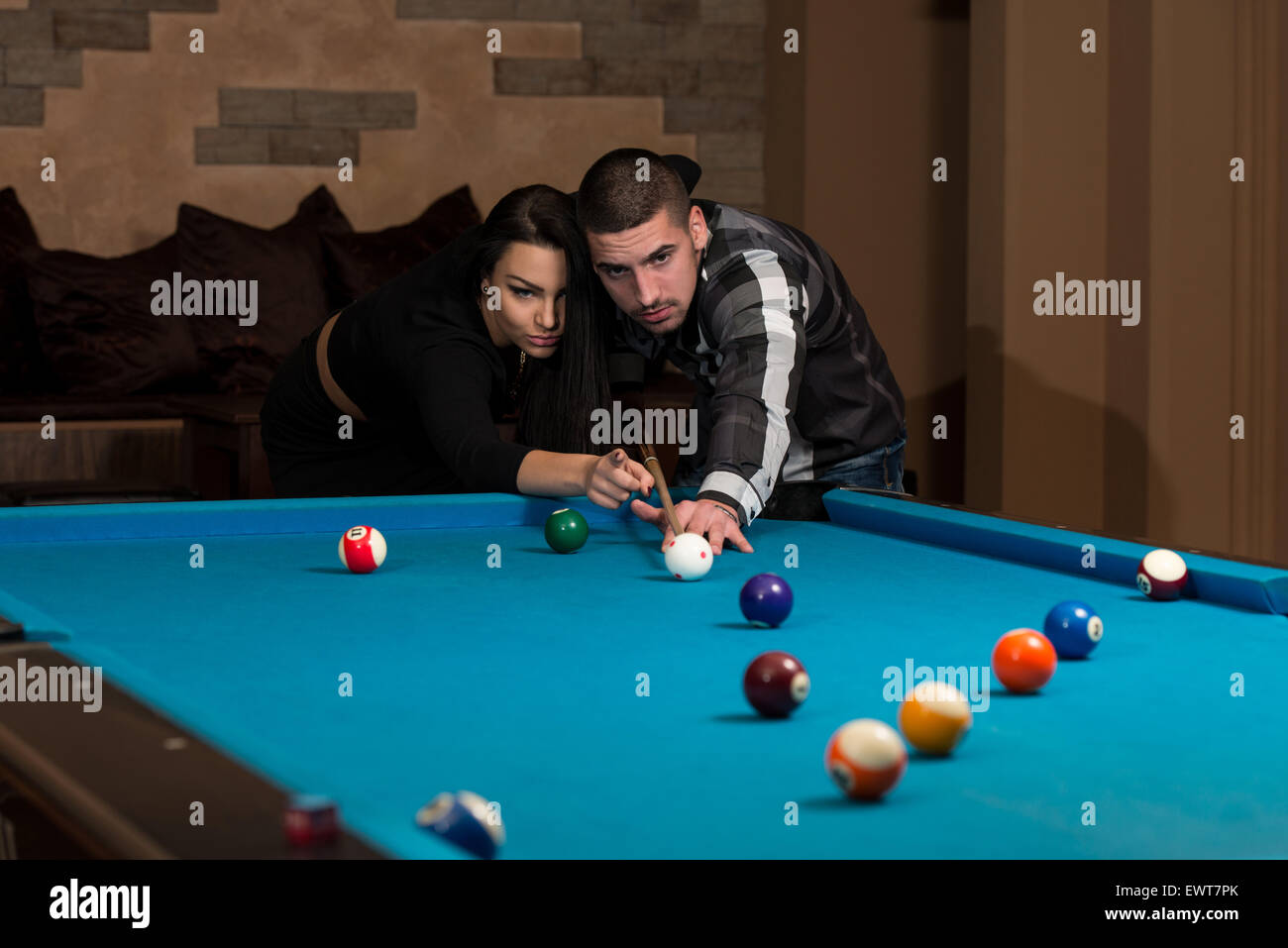 Kaukasischen Jüngling beraten auf das Schießen Pool Kugel beim Billard spielen Stockfoto