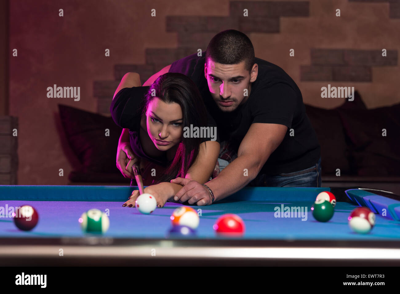 Kaukasische Mädchen beraten auf das Schießen Pool Kugel beim Billard spielen Stockfoto