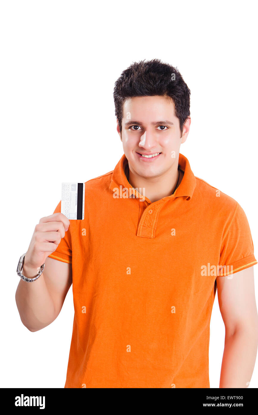 1 indischer Mann zeigt Kreditkarte Stockfoto