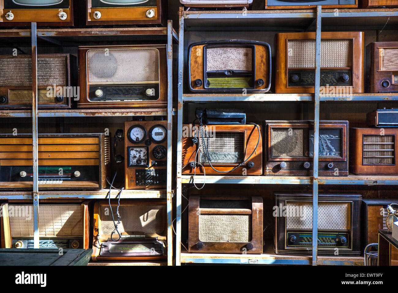 Alte Retro-Radios auf ein antikes angeordneten Regalen. Stockfoto