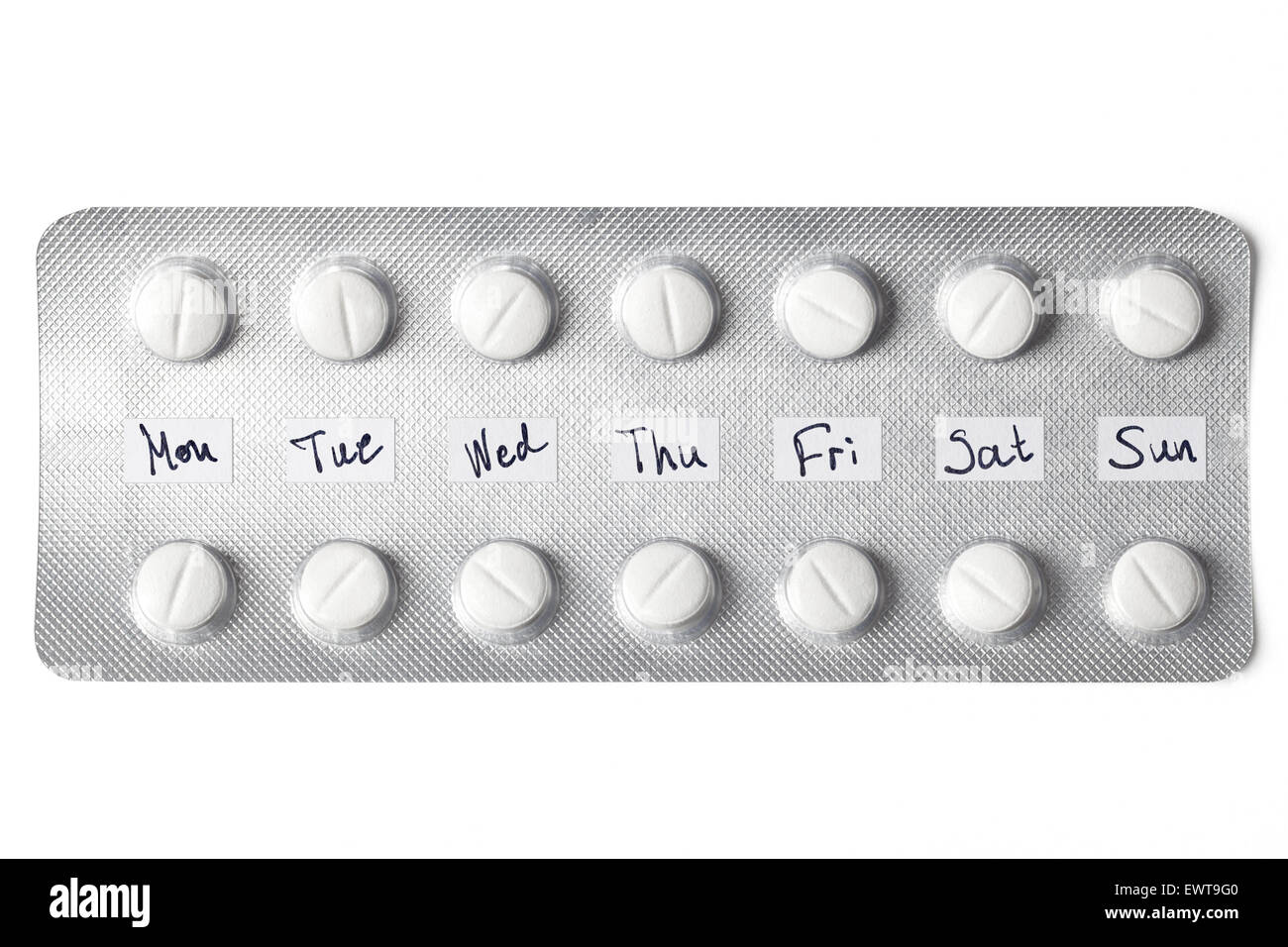 Blister mit Pillen für tägliche Einnahme isoliert auf weiß markiert. Stockfoto