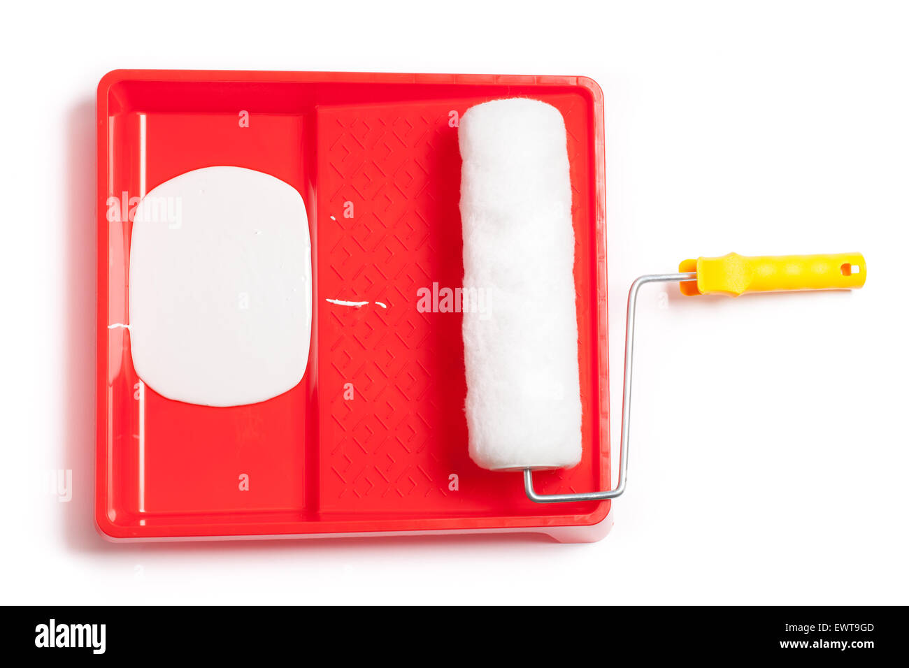 Neue Farbwanne, Roller und weißer Farbe auf weißem Hintergrund isoliert. Stockfoto