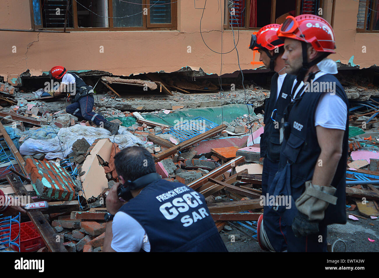 Französisch Rettungs-Team auf der Suche nach Anzeichen von Leben unter den Trümmern der sechsstöckige stürzte Gebäude am Gongabu Seite Nordbereich von Kathmandu.  Nach dem verheerenden Erdbeben in Nepal hat das Tempo der Befreiung und Rettung Bemühungen erhöht. Die aktuelle Zahl der Todesopfer von 7,9-Beben wurde mit einer anderen 11.440 verletzt und die tragischen Unvermeidlichkeit der beiden diese Zahlen steigen als 5.489 Personen bestätigt.  Fordert eine weitere dringende Erleichterung und Hilfe haben mit den Vereinten Nationen ansprechend für $415 m (£270 m) zur Nothilfe in den nächsten drei Monaten zu gewähren bekräftigt worden.  C Stockfoto