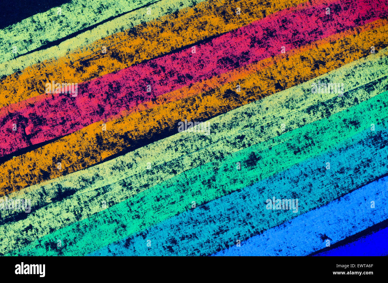 Wachsmalstift gezeichnet Regenbogenspektrum auf schwarzem Hintergrund Stockfoto