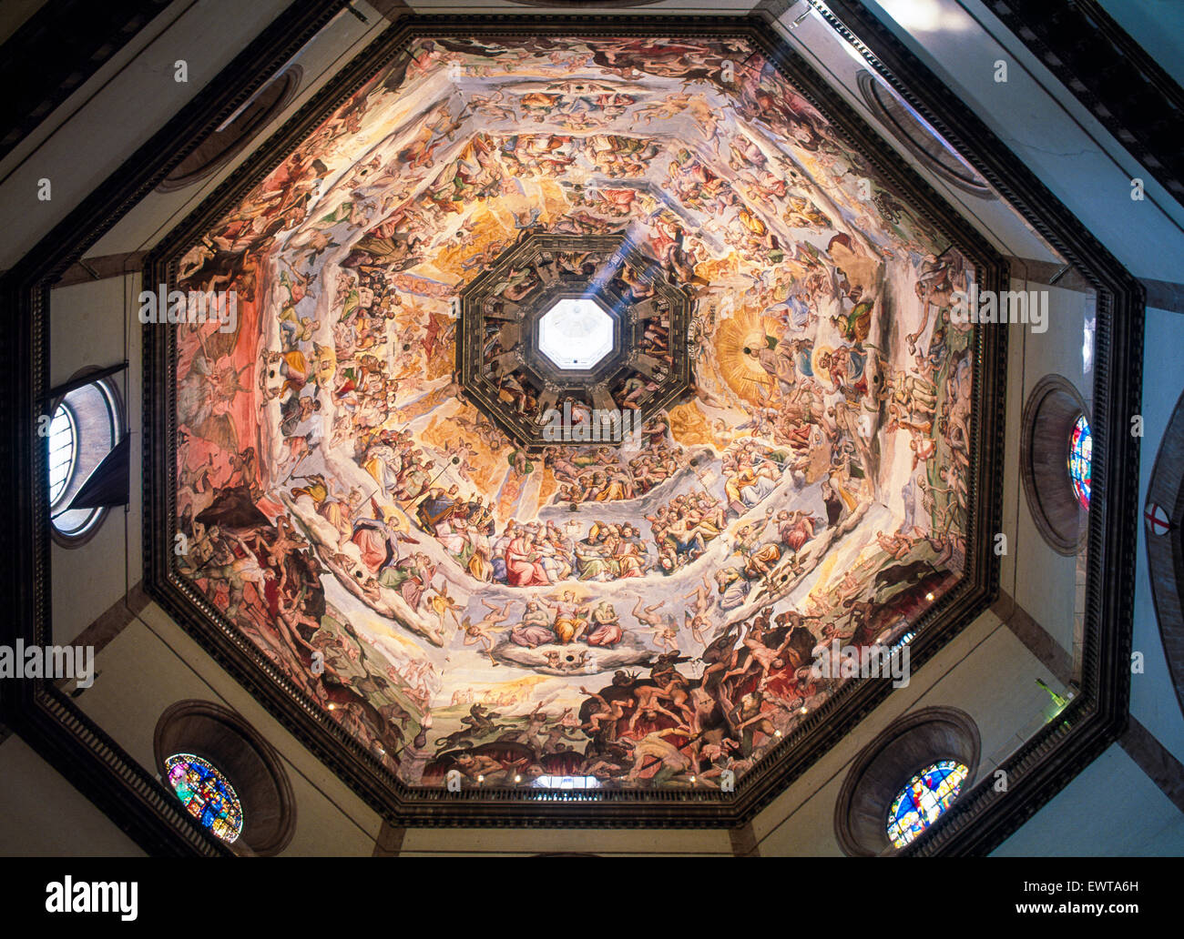 Nach oben auf die Fresken im Inneren der Dom in Florenz Stockfoto