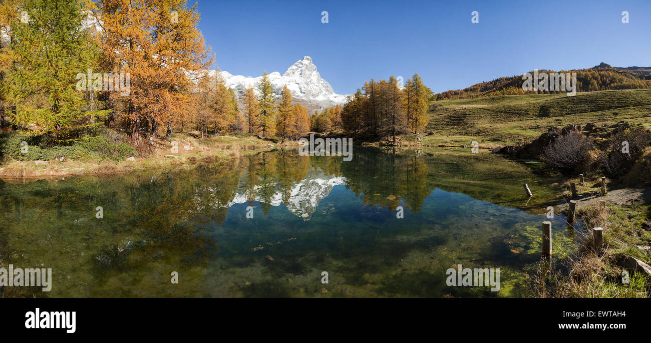 Matterhorn und Blue Lake im sonnigen Herbsttag, Aosta-Tal Stockfoto